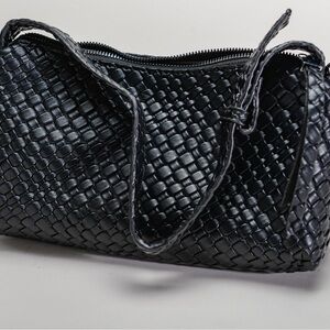 Black women’s Woven Shoulder Bag